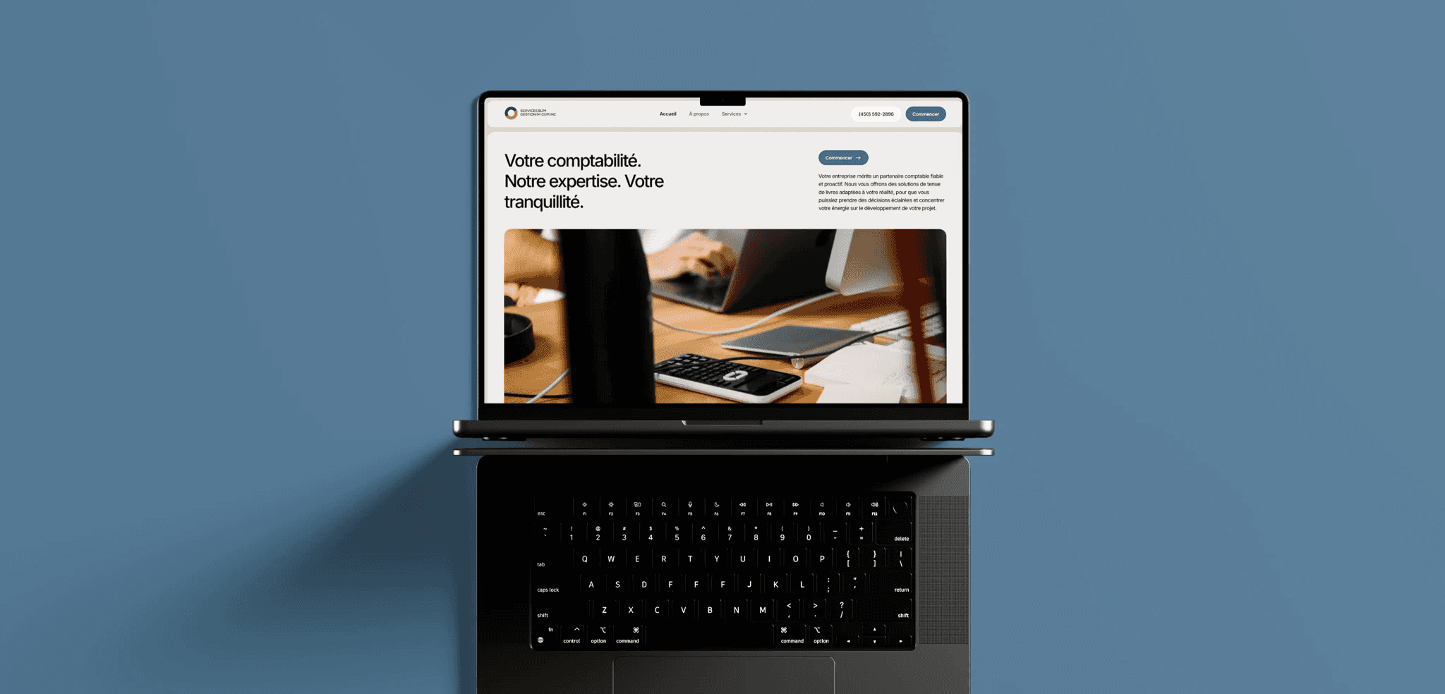 Mockup du site web MIEL (Mes Impôts En Ligne) affiché sur un ordinateur portable — page d'accueil avec le slogan "Simplifiez vos impôts en ligne avec MIEL"