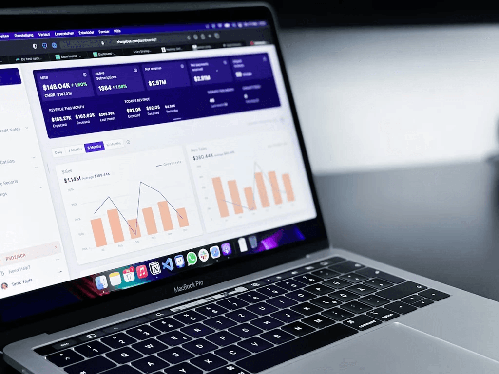 Tableau de bord analytique affiché sur un ordinateur portable montrant des graphiques de performance et des données de croissance pour un site web ou une entreprise en ligne.