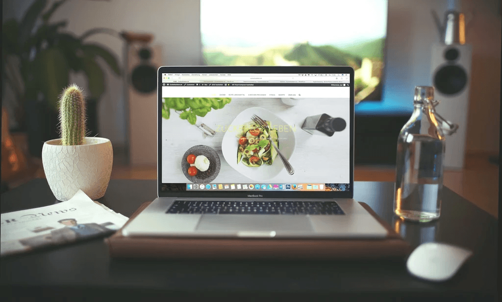 Ordinateur portable affichant un site web professionnel sur un bureau moderne