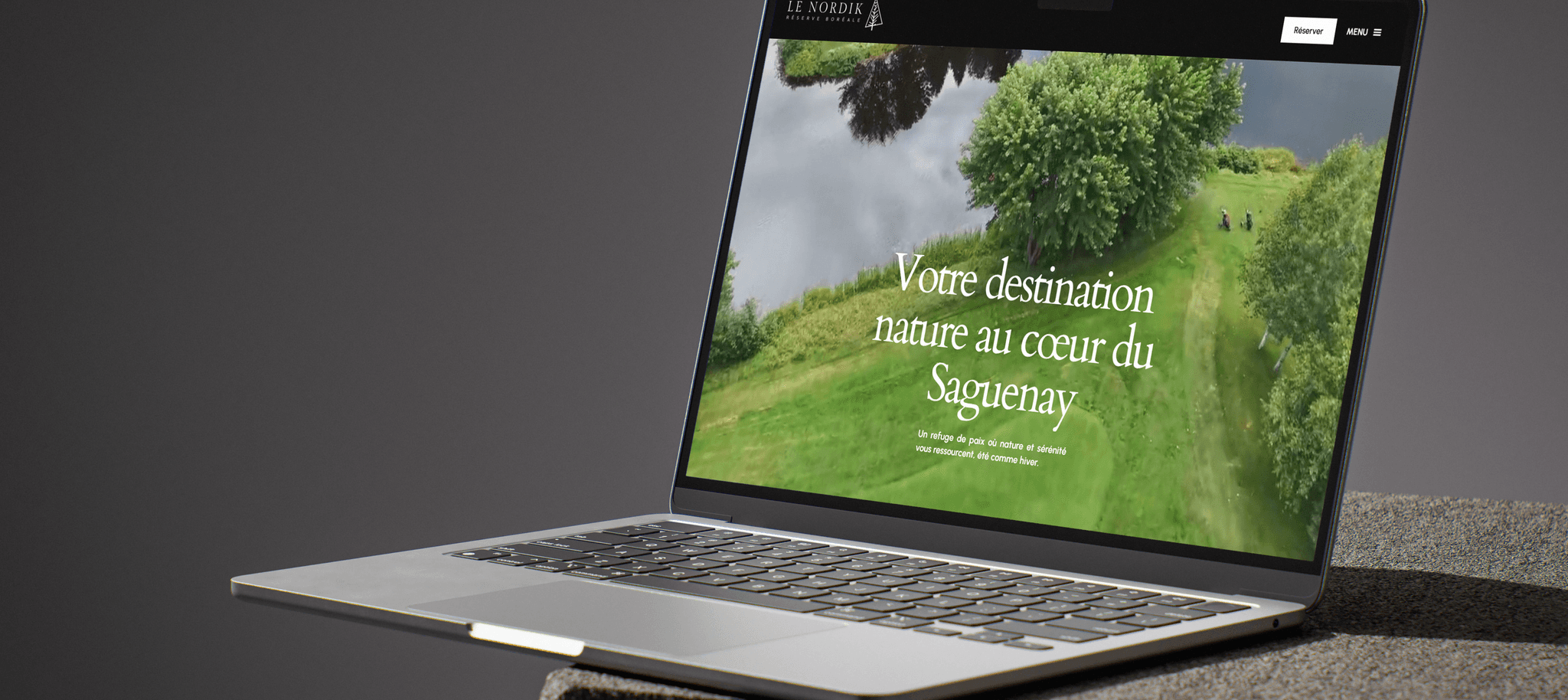 Mockup du site web MIEL (Mes Impôts En Ligne) affiché sur un ordinateur portable — page d'accueil avec le slogan "Simplifiez vos impôts en ligne avec MIEL"